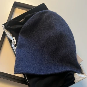 Cashmere mössa  - Så fin blå Cashmere mössa från puré Cashmere copenhagen! Helt oanvänd☺️ 