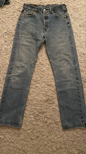 Jeans från Levis  - Jättefina jeans från levis som tyvär är för stora för mig. De är uppsydda där nere men passar för nån som är 160-170💕