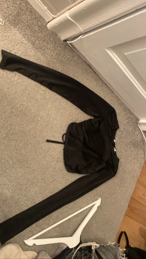 Crop top med öppen rygg  - Crop top med öppen rygg som man knyter 