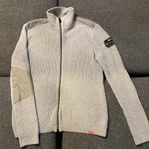 Sail racing stickad tröja - Ny skick, knappt använd pga köpte fel storlek och är för stor för mig, jätte snygg och varm nu inför vintern!