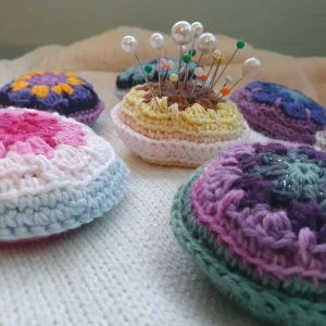 Virkade Nåldynor - Färgglada nåldynor perfekta till systunden! Dyborna kommer i olika mönster och färger💕 de är ca 7cm i diameter och 4cm i bredd🪡🧵