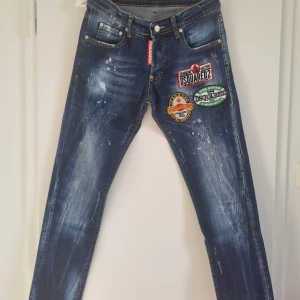 Dsquared 2 Jeans *HELT NY!* - Helt nya Dsquared 2 jeans. Toppkvalitet. Mycket bekväma jeans för ett vänligt pris.   Storlek 31  Kan mötas upp i Stockholm. Annars 1-3 dagar leverans via plick