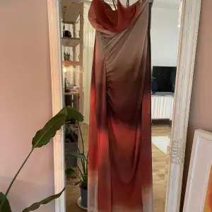Very comfy long dress, with a nice neck detail. Worn once 