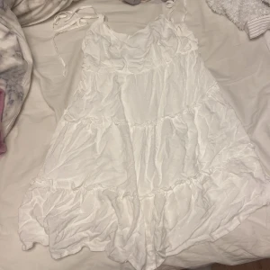 Vit kort klänning - Oanvänd❤️
