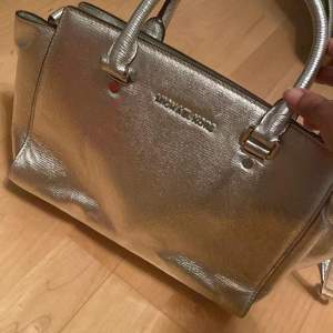 Michael kors medium crossbody bag, silver color. Like new condition. Genuine leather. Retail price $258 