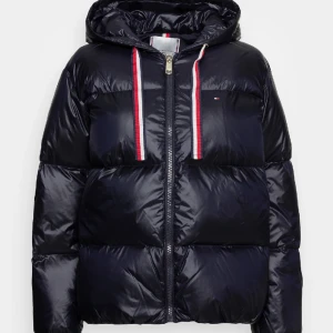 Tommy hilfiger jacka  - Marinblå Tommy hilfiger i storlek M.  Använd ett antal gånger men alls några skador, den ser ny ut.  Nypris: 2,716kr 