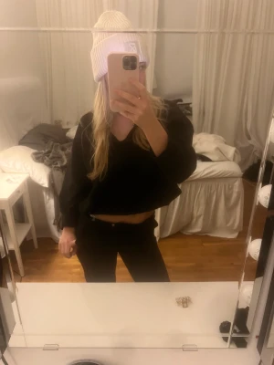 Tröja - Så fin svart V ringad tröja från zara❤️Storlek m men passar mer som S/xs