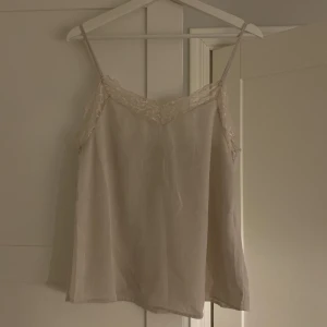 Only linne  - Säljer detta super söta spetslinne från Only då det tyvärr inte passar! Det är helt oanvändt och i nyskick med prislappen kvar! Storleken är M men den sitter som en S! Hör gärna av dig vid funderingar!💓