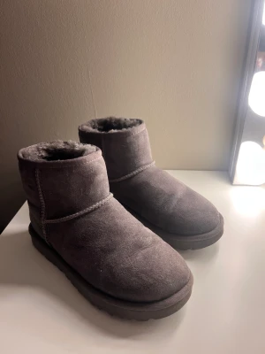 Uggs  - Jätte fina gråa uggs, nästan nyskick, används inte eftersom storleken är för liten 