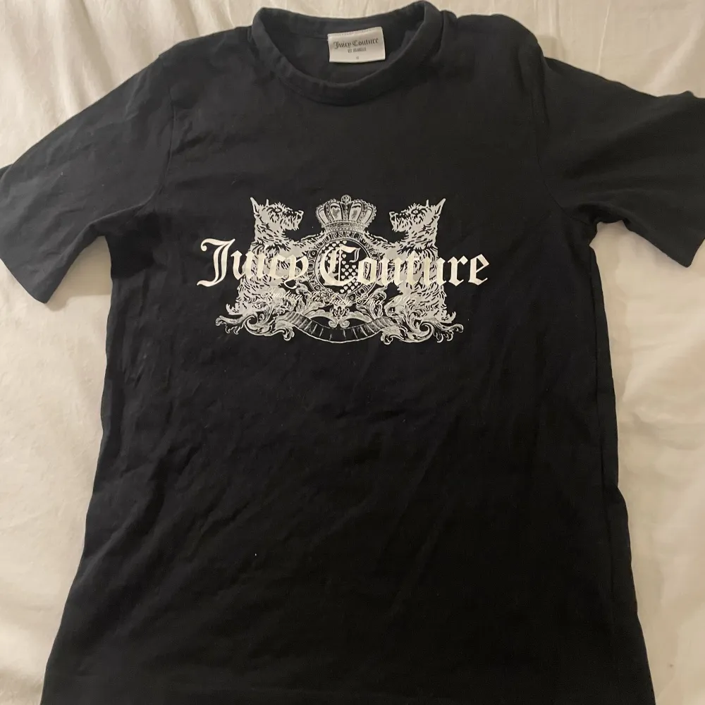 Säljer denna juicy tröja eftersom den inte kommer till användning ❤️. T-shirts.