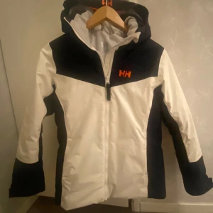 Helly Hansen jacka - Jag säljer min fina hellyhansen skidjacka då den blivigt för liten🙌🏼