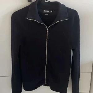 Fullzip från Brothers - Säljer en mörkblå fullzip i storlek M från Brothers, 100% merinoull. Den är knappt använd så den är i väldigt bra skick. Bara att skriva vid funderingar eller frågor. 