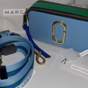 Marc Jacobs Snapshot bag - Den finaste väskan någonsin!! Älskar den men kommer inte till användning tyvärr, superfina färger! Är nästintill helt oanvänd. Tveka inte i att höra av er, kan gå ner i pris vid en snabb affär!🥰
