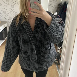 kappa - Jättefin kappa från monki, köpt förra vintern men är i väldigt fint skick! Funkar bra nu på vintern om man tex har stickad tröja under! 