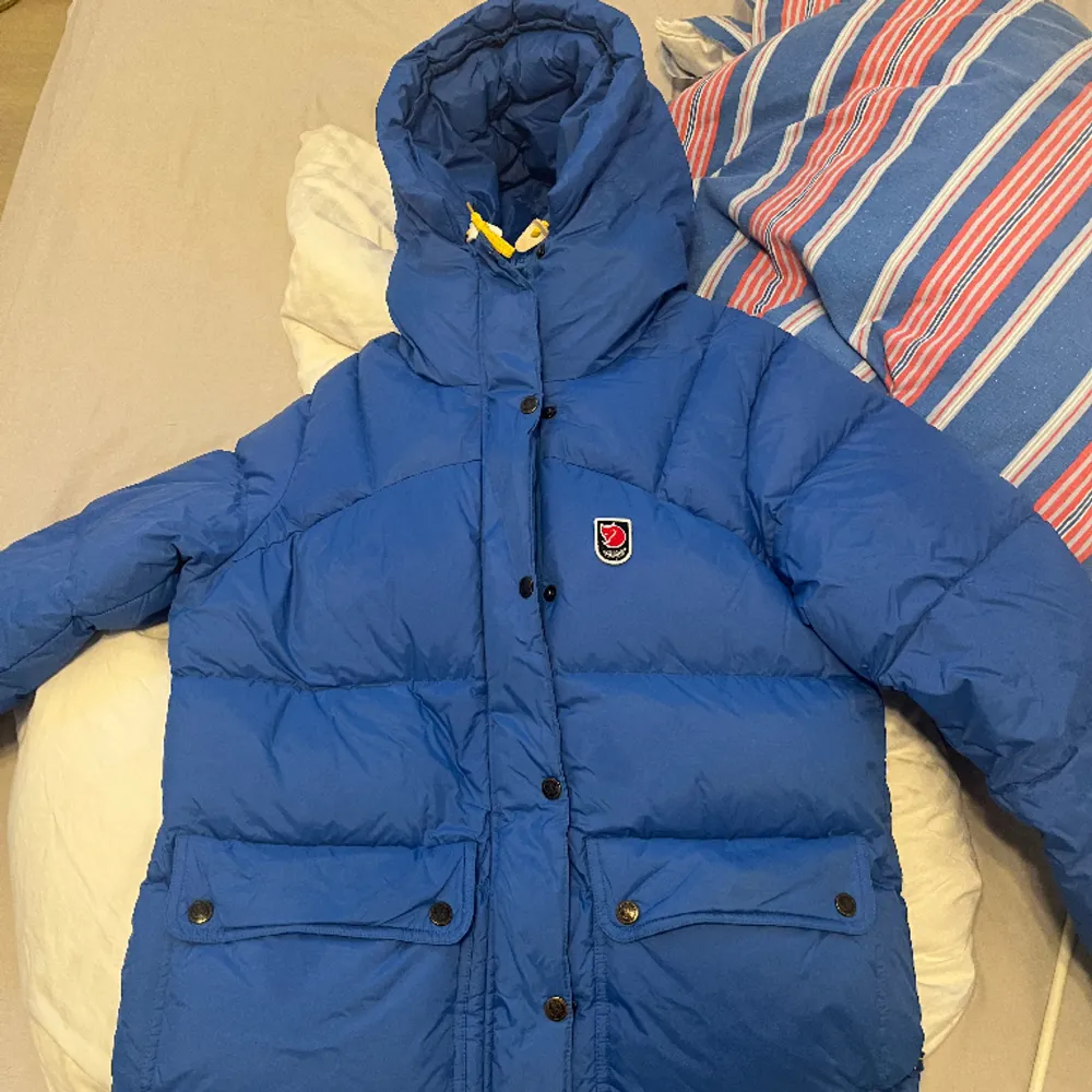 Fjällräven expedition jacka, använd 3-4 gånger, väldigt gott skick. Säljer pga kommer inte till användning. Storlek M, nypris ca 7000kr. . Jackor.