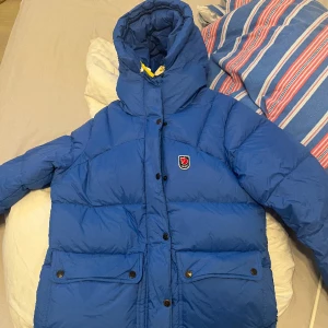 Fjällräven expedition - Fjällräven expedition jacka, använd 3-4 gånger, väldigt gott skick. Säljer pga kommer inte till användning. Storlek M, nypris ca 7000kr. 