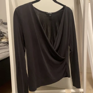 Svart blus - Svart blus från monki i storlek XS
