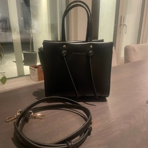 Väska  - En fin Zara väska som tyvärr inte kommer till användning. Man kan ha den som en crossover och bara hålla i handen. Fina guldiga detaljer.💓