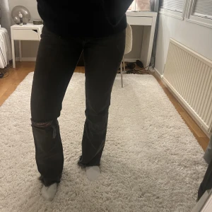 Gråa jeans  - Gråa lågmidjade jeans från Gina Tricot💗💗