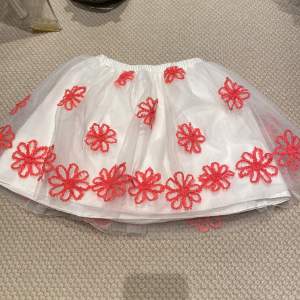 En blommig kjol från Il gufo. Flicka 8 år men passar många andra storlekar också. Använd en gång och köpt på LUCCA.