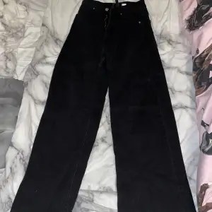 Svarta jeans från H&M, sitter super runt midjan och framhäver kurvorna. Jättesköna! Tveka inte att höra av er om frågor eller ytterligare bilder. Kontakta mig innan ni använder köp nu🥰