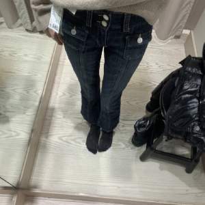 Jag säljer dessa jeans i storlek 170. De är helt oanvända med lapparna kvar (första bilden är lånad). Skulle även kunna tänka mig att byta mot ett par i storlek 164.