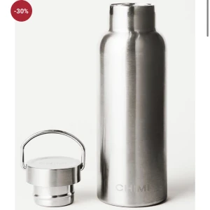 Chimi vattenflaska  - Säljer denna stilrena vatten flaskan från chimi som håller vattnet kallt länge och är snygg till alla outfits💕 nypris 300kr mitt pris 170kr😊