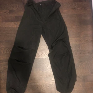 Parachute pants - Svarta, trendiga, adjustabla, luftiga byxor