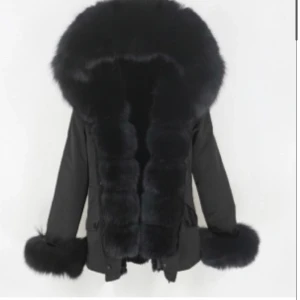 Svart pälsjacka - Pälsjacka med äkta päls på luvan samt armarna. Saken på 3e bilden syns inte när man har på sig jackan.