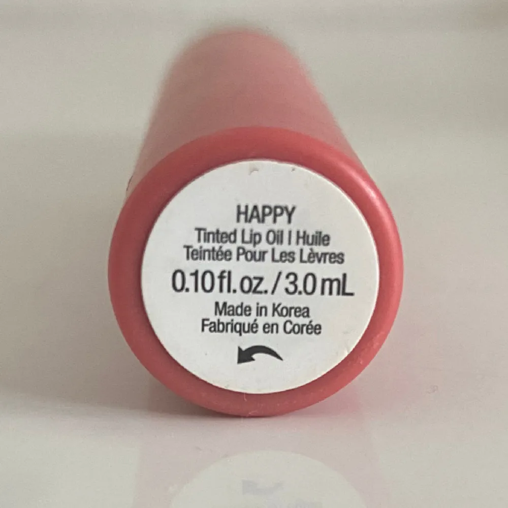 Lip oil i färgen ”happy”. Har använt den ca 5 gånger och säljer endast för bra pris då den är ganska ny. . Övrigt.