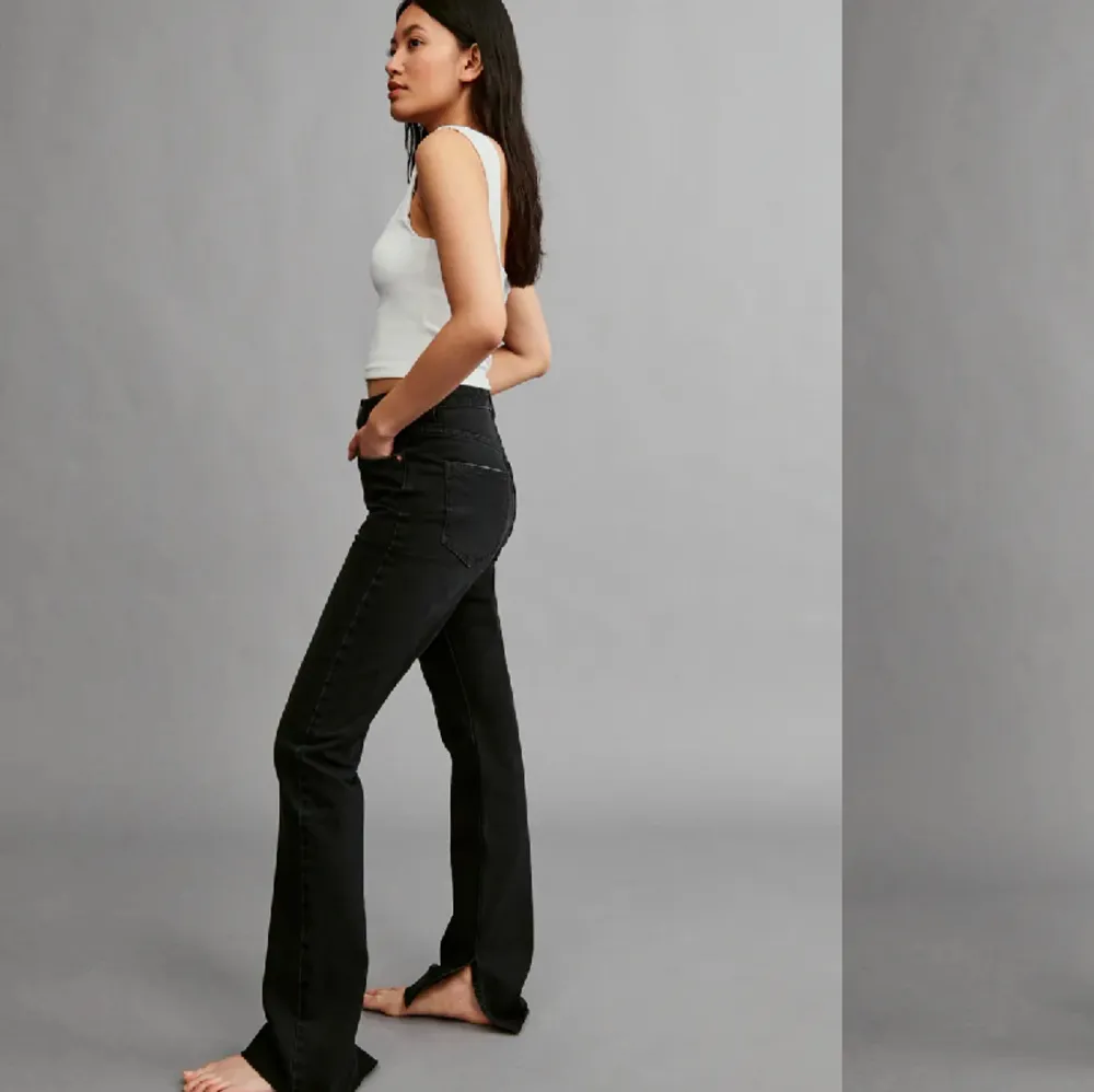 Jättefina svartgråa jeans från ginatricot dem har raka ben med slits. Säljer de pågrund av att de ej kommer till användning  Nypris: 499:-  Pris går att diskutera!  Bilder från hemsidan (tror inte de finns kvar). Jeans & Byxor.