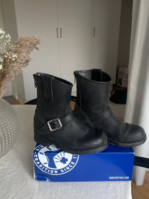 Urban Project Boots - Kängor från Urban Project i storlek 38, funkar på mig som har storlek 39. Använda men i ett bra skick! Pris kan diskuteras vid snabb affär. 
