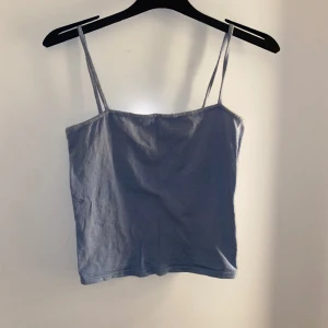 Linne - Blå-grått linne, använt några gånger. Bra skick men tunt tyg, inte genomskinlig men den ger inte så mycket support.