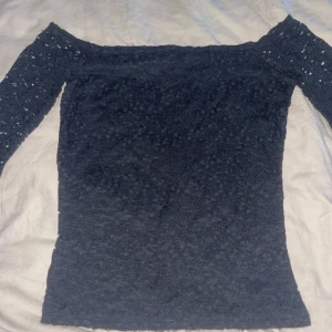 Tröja - Hollister blus storlek S. Oanvänd Max 3 gånger. Genomskinlig på armarna men inte på framsidan och baksidan. 