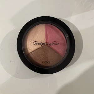 KICKS Sculpting Trio - Baked powder palette från kicks. Endast testad med rena borstar!
