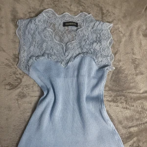 Söt topp - Säljer min jätte söta topp från missäy pga att blå inte riktigt är min färg. Har aldrig andvänt den bara provat. Toppen är i one size men passar bra på mig som brukar ha s/xs i liknade toppar. Står ej för spårbar frakt. Skriv för föer bilder🫶🏼