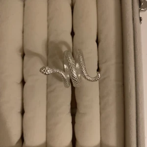 ORM RING SILVER - Silvrig orm ring! Säljer en likadan i guld också🩵 Köp inom 7 dagar och få fri frakt!🤩(obs ej äkta silver)