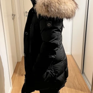 Hollies jacka - Svart vinterjacka med päls från Hollies, allt är äkta  Storlek: 40 Bra skick  Köptes för: 5 500kr  Skriv privat vid intresse eller andra frågor 🤍