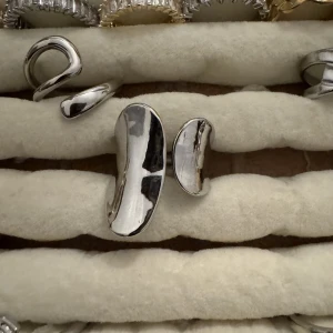 Sterling Silver  - Ring till salu! Ringen är guld pläterad. Den är dessutom justerbara vilket innebär att den passar alla! Skötselråd och putsduk medföljer också. Kontakta vid intresse av köp 😊