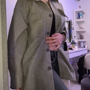 Lång kofta - Hej! Jag säljer min kofta den är super fin men kommer inte använda den tyvärr så säljer den❤️