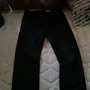 Fina jeans - Jag vill sälja dom är fina jeansen för att dom va för smalla dom är 28 i midjan skriv ditt nummer om du ska kontakta mig annars svarar jag inte   