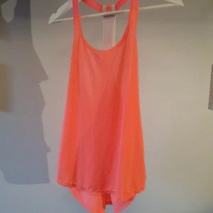 Träningslinne - Träningstopp i rosa från H&M.  Bra skick! 💕