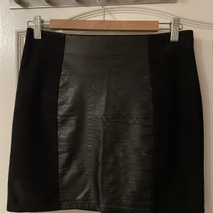 Fejkskinn/mocka-kjol - Snygg, tight kjol i fejkskinn och mocka.