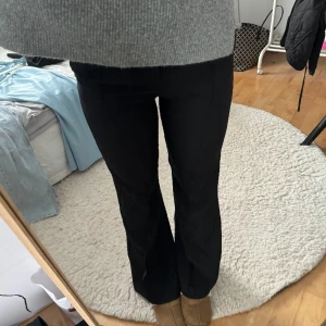 Kostymbyxor  - Nya kostymbyxor från Gina tricot, helt oanvända, storlek M, bootcut med pressveck på låren och mid waist❤️❤️