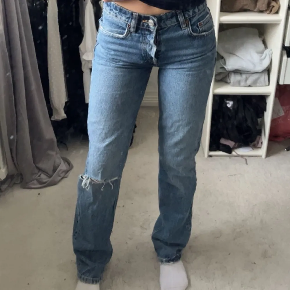 De populära jeansen från zara som inte längre säljs. Storlek 34 och passat mig som är 166. Knappt använda . Jeans & Byxor.