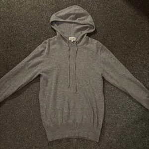 Soft goat hoodie  - Storlek s och jätte lite sönder vid halsen men lätt och sy ihop. Har suttit på lappar på armarna för att de gick sönder vid armbågarna