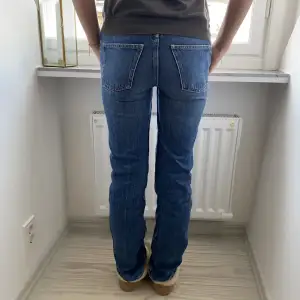 Super najs zara jeans mid Rise straight!! Helt slutsålda och sitter så snyggt. Toppenskick!💙💙💙