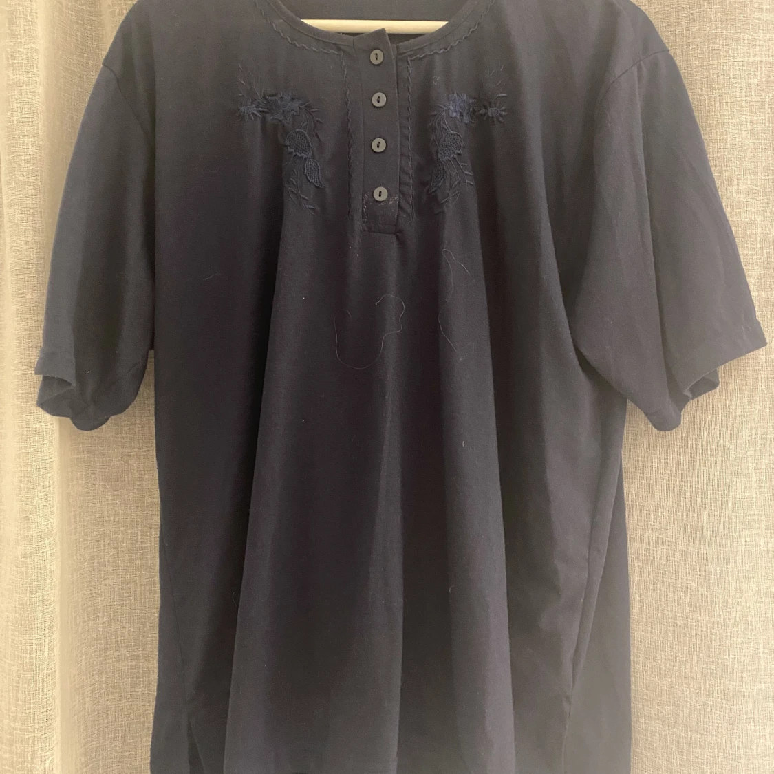 Kortärmad med broderi