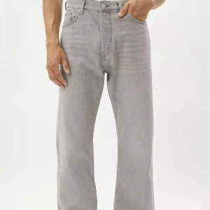 Gråa jeans - Väldigt snygga och bekväma gråa jeans från weekday. Modellen är ”Voyage”. Skicket är 10/10 inget fel. Dom passar någon som är mellan 172-180cm. Första bilden är tagen från internet som är den riktiga modellen.
