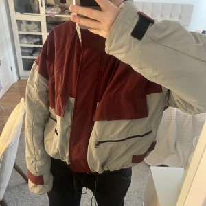 Jacka⚡️ - Cool jacka från Gina Tricot, har två fickor på varje sida 💘